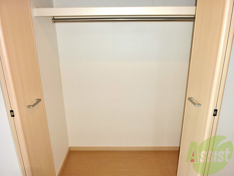 収納　収納は高さがあるのでコートもワンピースもかけれてとても便利