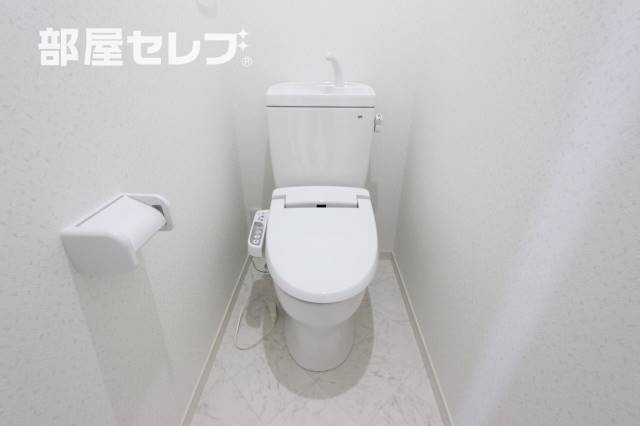 トイレ　※階によりアクセントクロスが異なります。（３０１号室写真）