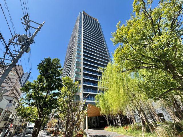 建物外観　2020年10月竣工の地上32階建て、総戸数503戸、三井不