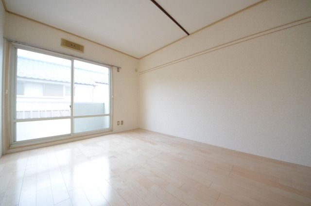 居室・リビング　☆やさしいフローリングの明るいお部屋です☆