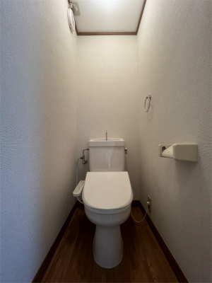トイレ　落ち着いた色調のトイレです