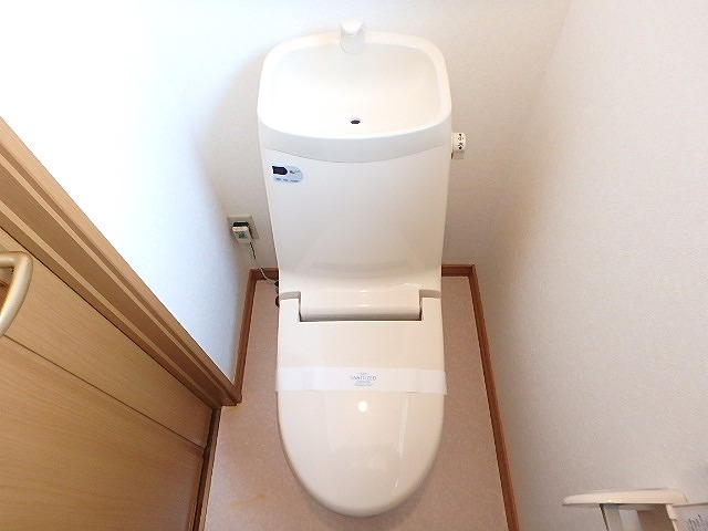 トイレ　温水洗浄暖房便座です