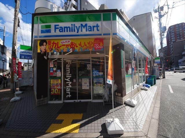 コンビニ　ファミリーマート阪急三国駅前店（コンビニ）まで275m