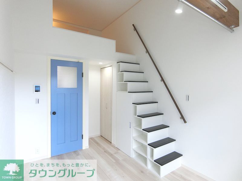 居室・リビング　白が基調の明るい室内に、梁（はり）やドアがアクセントでお洒…