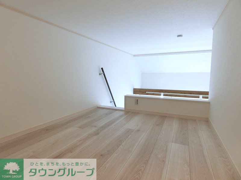 その他　ロフトへは階段で楽々上り下り♪側面はクローゼット＆棚になっ…