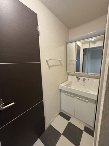 洗面設備　※写真は同じマンションの違う部屋のもの(反転タイプ)