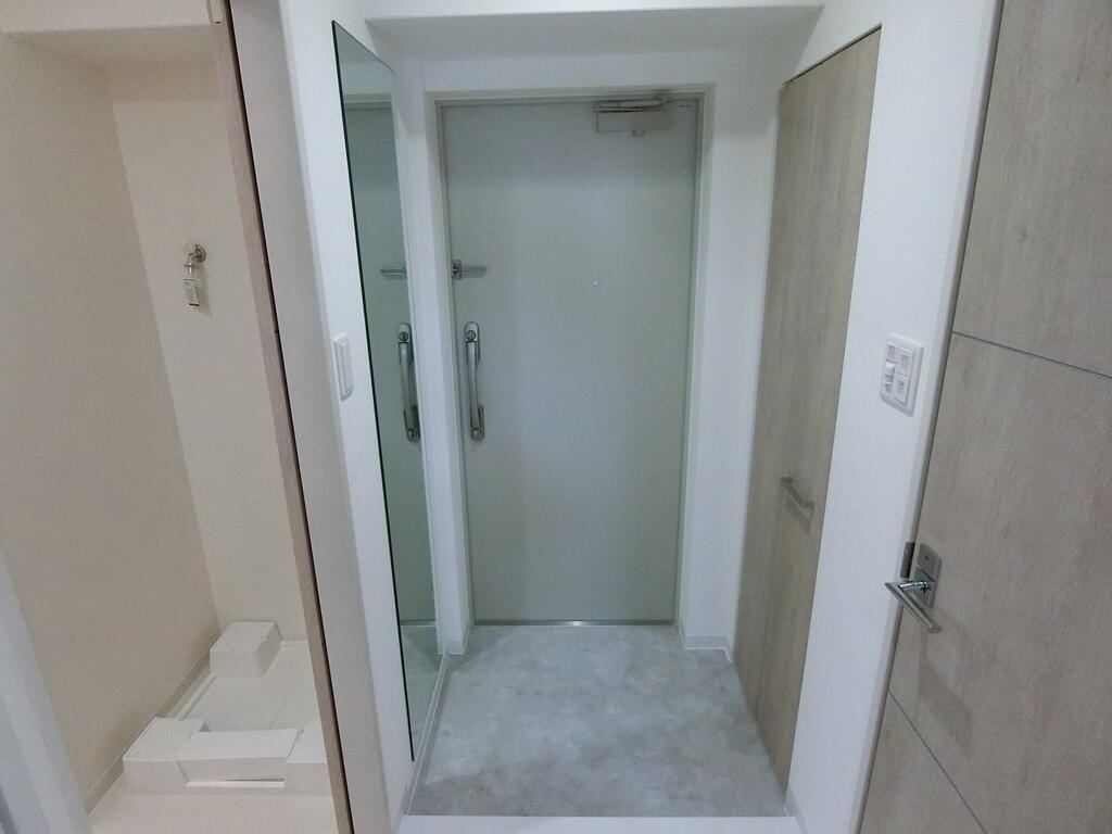 玄関　玄関　鍵は２ロックです