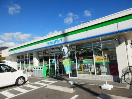コンビニ　ファミリーマート緑太鼓田店（コンビニ）まで300m