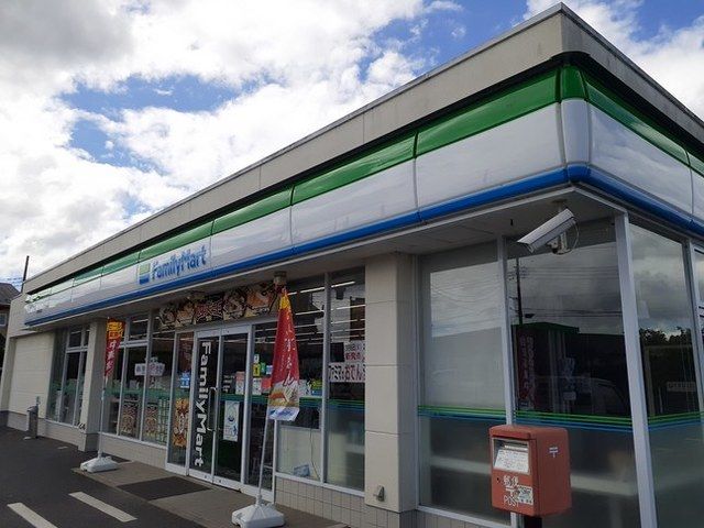 コンビニ　ファミリーマート（コンビニ）まで900m