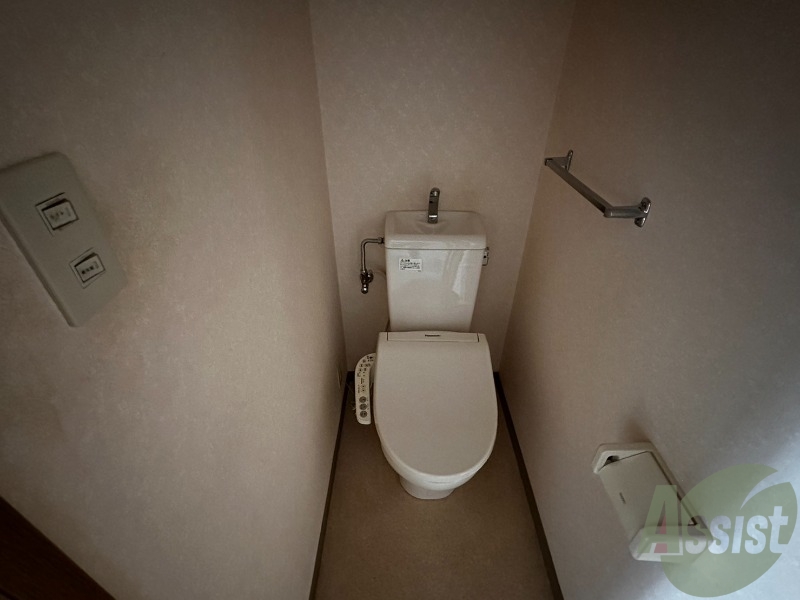 トイレ　こちらはトイレになります。ウォシュレット付きは嬉しですね。