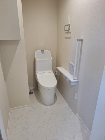トイレ　手すり付きでつまづき防止/温水洗浄便座付き