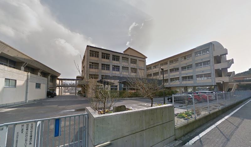 中学校　北九州市立熊西中学校（中学校）まで691m