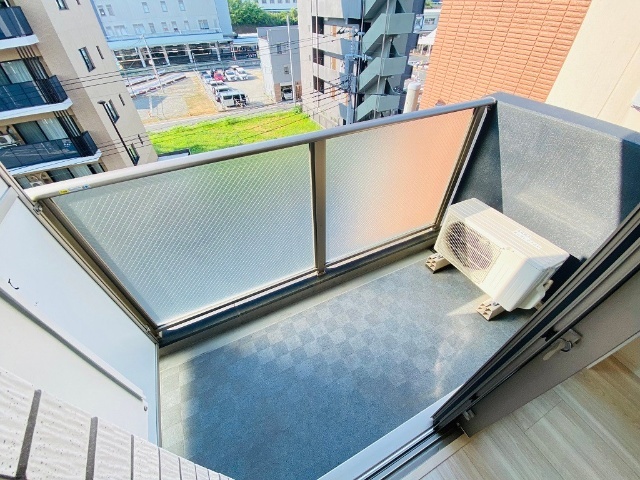 バルコニー　同一建物内５０５号室内装写真転載