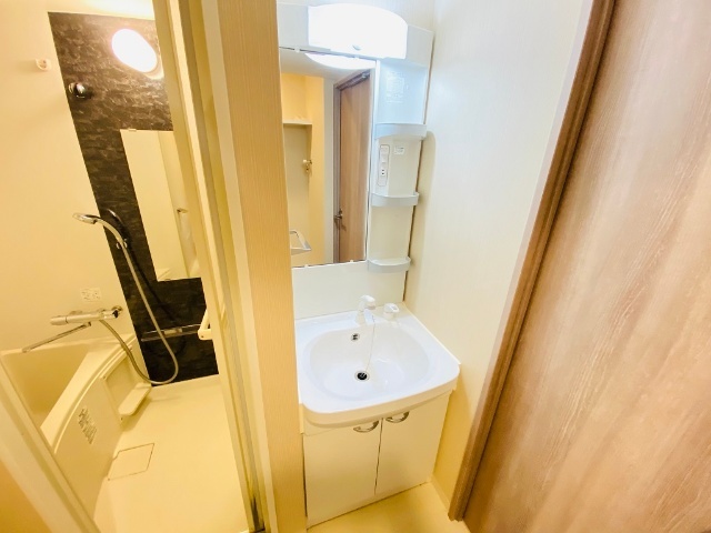 洗面設備　同一建物内５０５号室内装写真転載