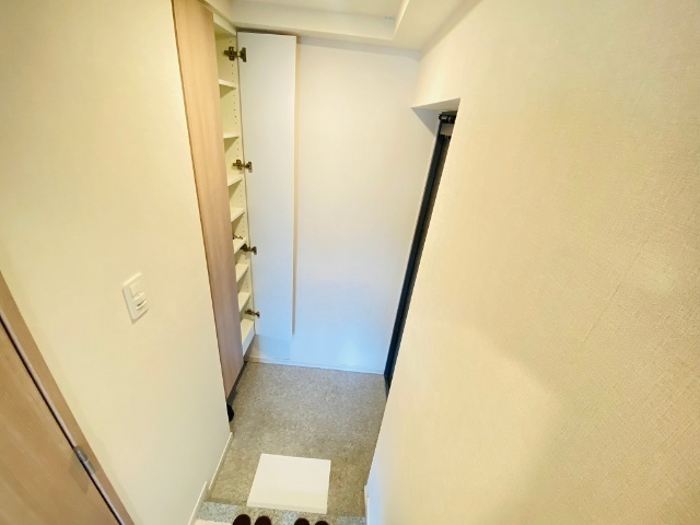 玄関　同一建物内５０５号室内装写真転載
