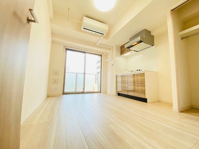 居室・リビング　同一建物内５０５号室内装写真転載