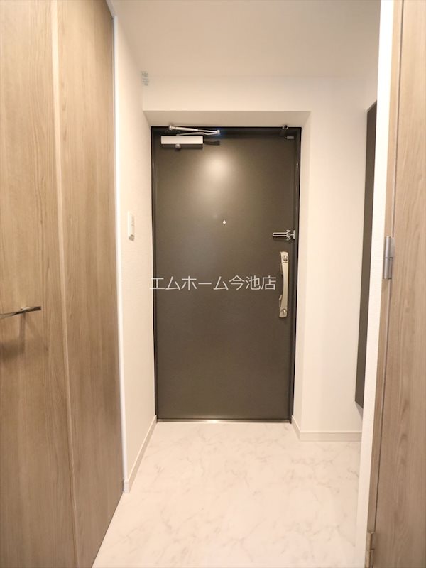 玄関　玄関　シューズボックス付