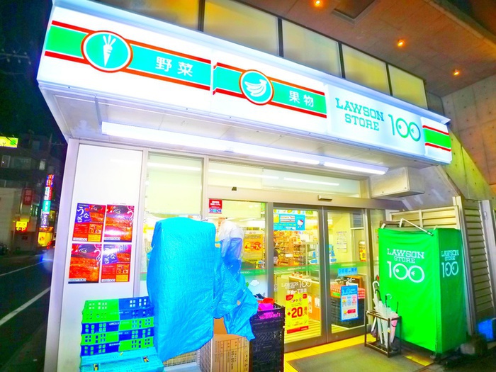 コンビニ　１００円ローソン（コンビニ）まで590m
