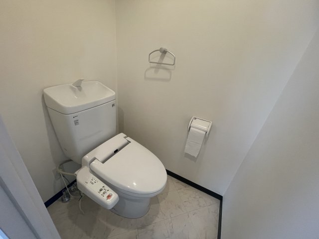 トイレ　(参考)同マンション同間取り他部屋の写真
