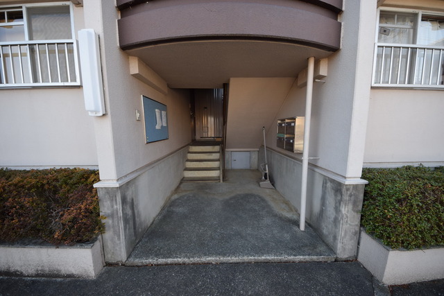 エントランス　★共用部分もしっかりお手入れされています★