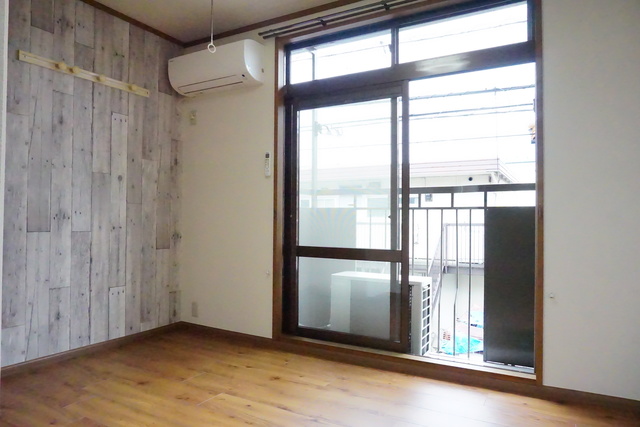 居室・リビング　人気の角部屋♪ワイドな窓で通風にも優れたお部屋です！