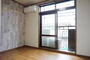 居室・リビング　人気の角部屋♪ワイドな窓で通風にも優れたお部屋です！