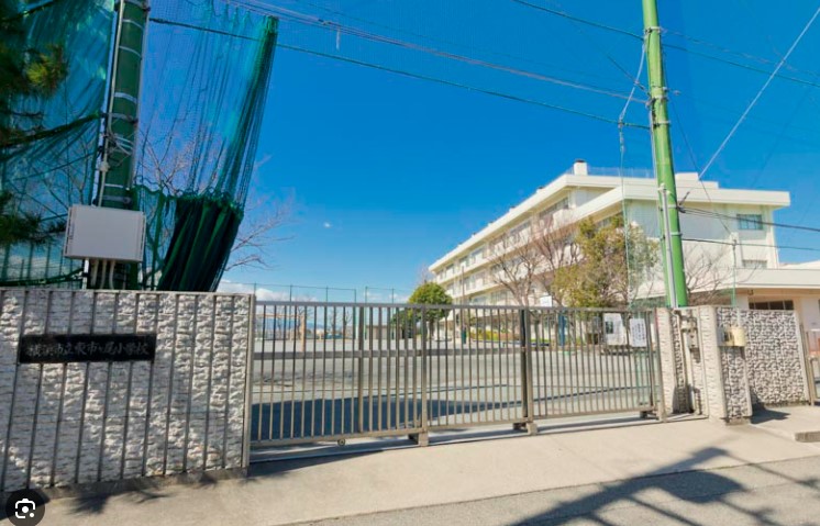 小学校　横浜市立東市ケ尾小学校（小学校）まで621m