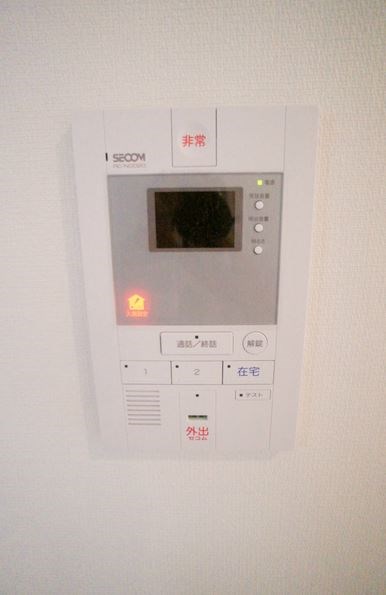 セキュリティ　来訪者を確認出来るモニター付きのインターホンで安心。