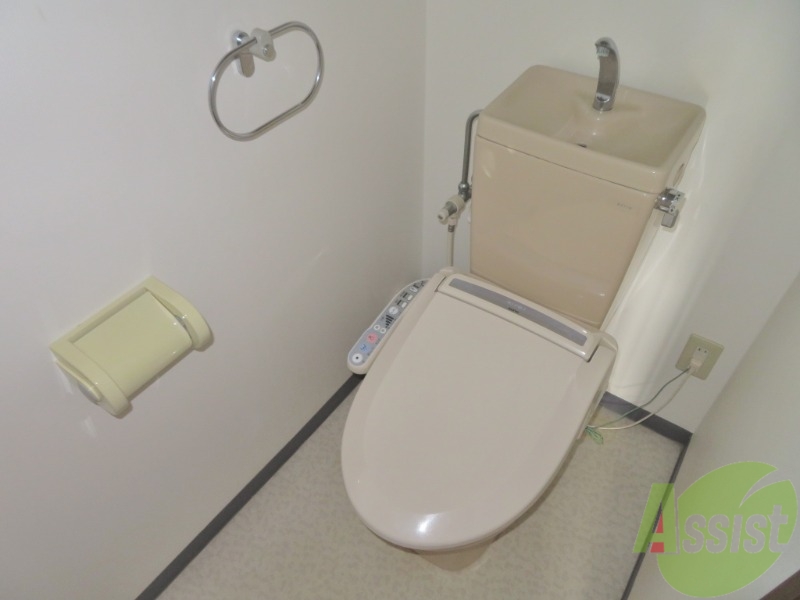 トイレ　人気のウォシュレットつきのトイレです。快適ですよ。