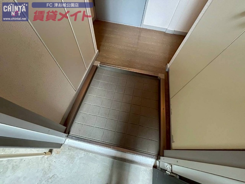 玄関　同じ物件、別部屋の写真です