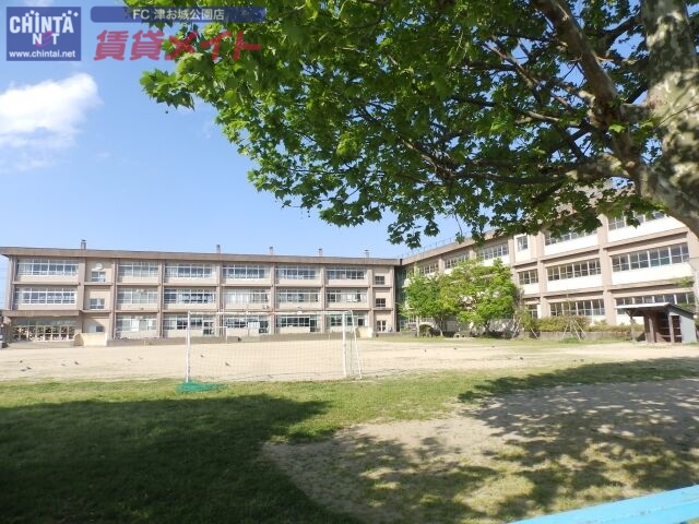 小学校　津市立安東小学校（小学校）まで1422m