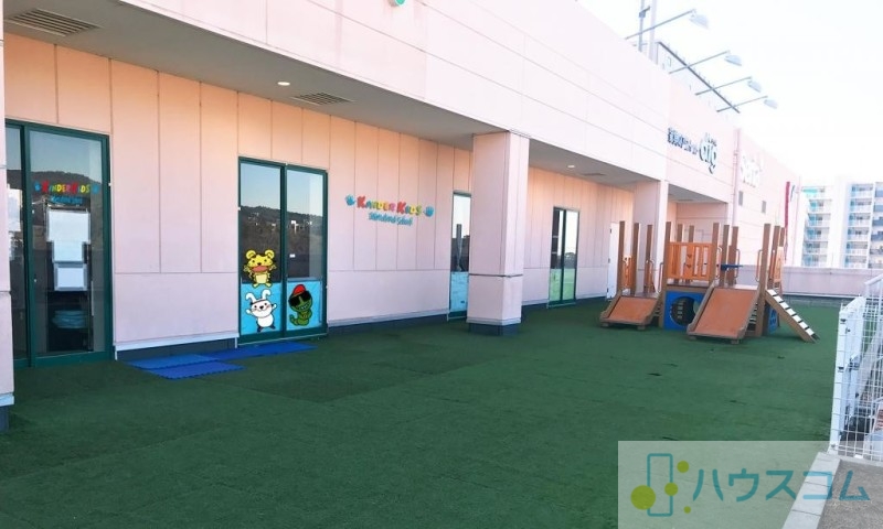 幼稚園・保育園　キンダーキッズインターナショナルスクール茨木彩都校（幼稚園・保育園）まで722m
