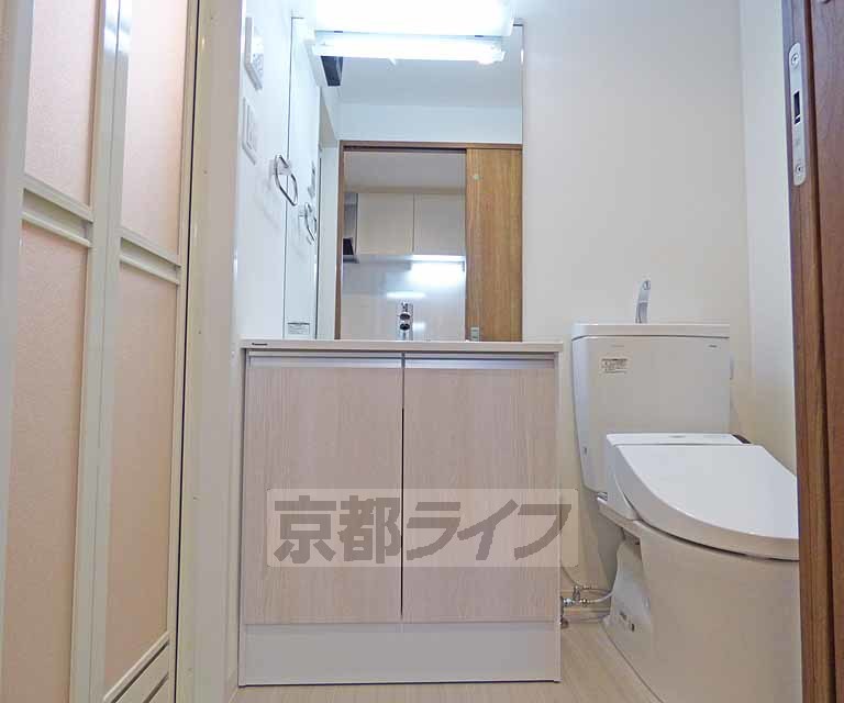 洗面設備　綺麗な独立洗面台です。