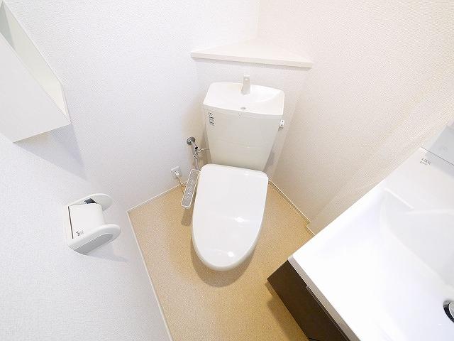 トイレ　落ち着いた色調のトイレです
