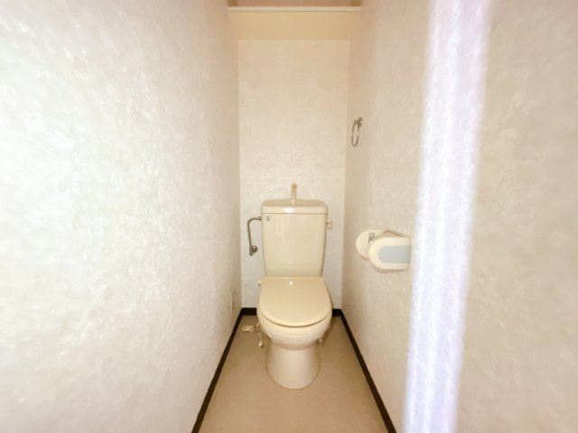 トイレ　別号室の写真となります