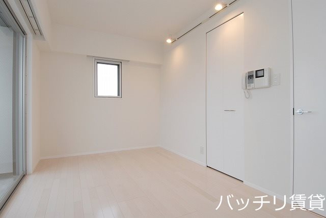 居室・リビング　別号室タイプの為、現状を優先致します。
