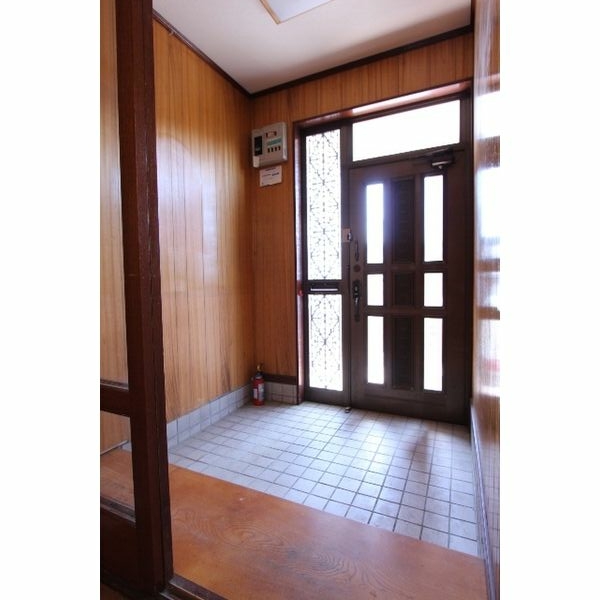 玄関　明るい玄関がお出迎えです☆