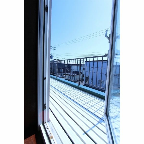 バルコニー　嬉しいバルコニー付き！夏季の洗濯物干しに♪