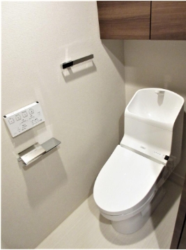 都営新宿線 岩本町駅 徒歩4分 15階建 築10年のトイレ写真