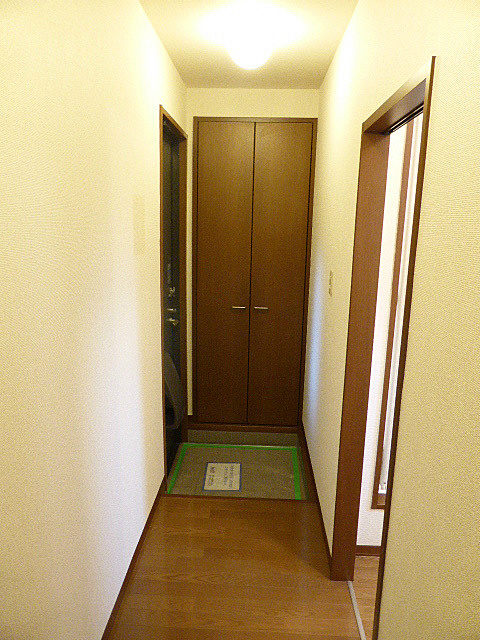 玄関　※写真は他号室です