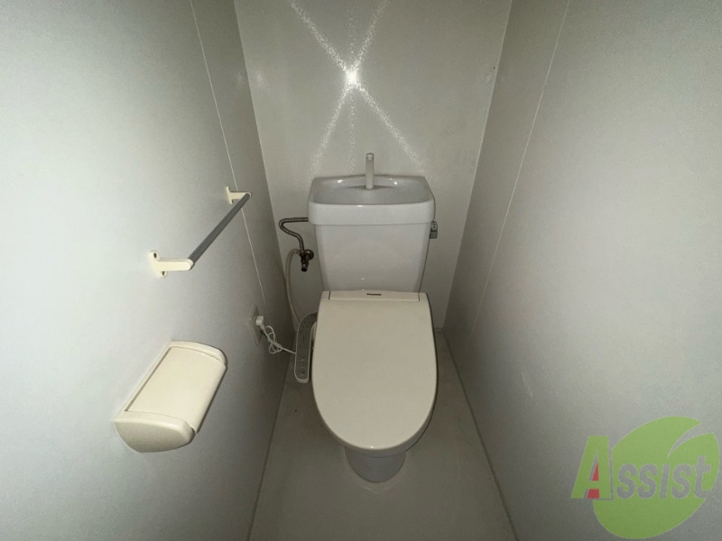 トイレ　温水洗浄便座付きのトイレは、使用しやすくうれしいですね。