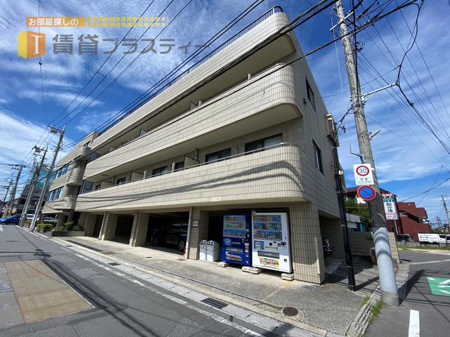 建物外観　目の前が駐車場で開放感があり日差しもタップリ。