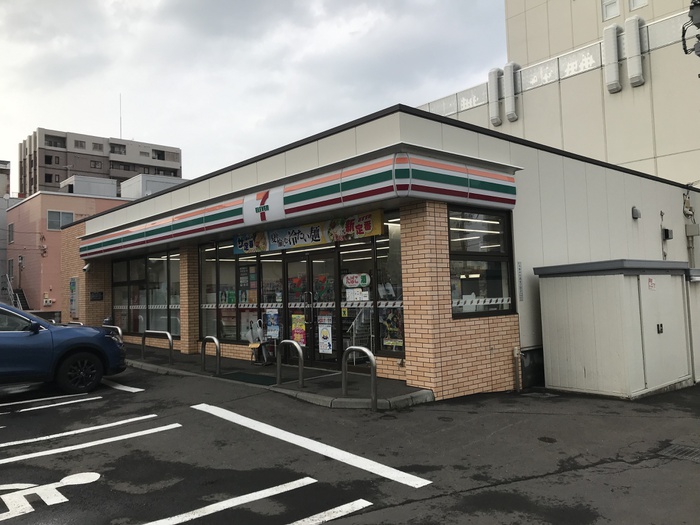 コンビニ　セブンイレブン札幌月寒中央通店（コンビニ）まで350m