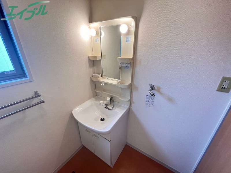 洗面設備　別部屋反転参考写真です