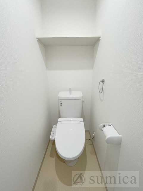 トイレ　人気アイテムの温水洗浄便座。清潔感のあるトイレです。