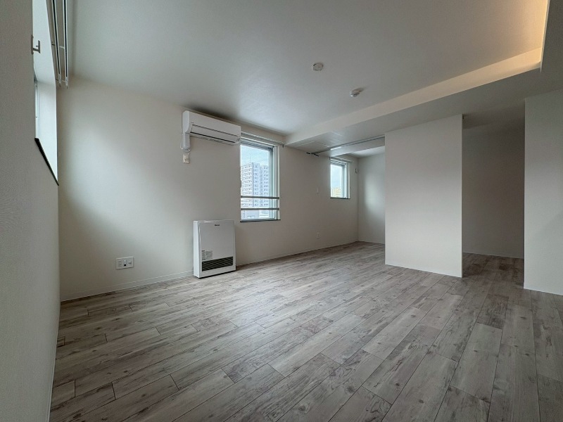 居室・リビング　木目のフローリングは落ち着きのある印象のお部屋になりますね。