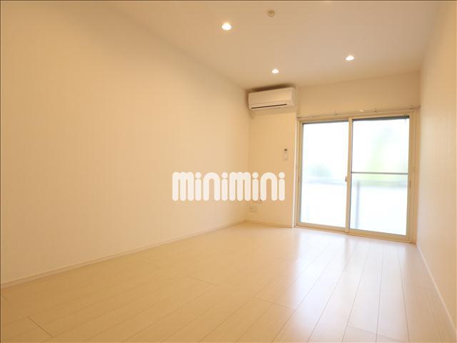 居室・リビング　大きな窓で明るいお部屋ですね