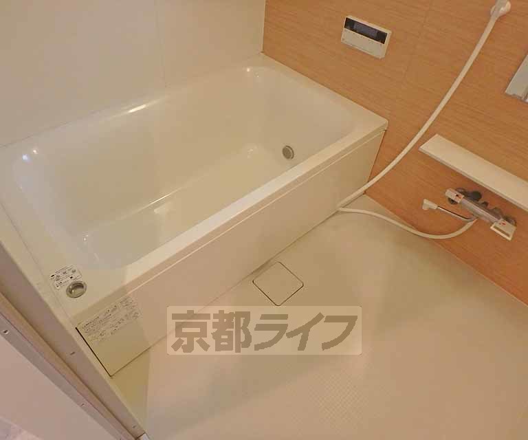 バス・シャワールーム　追い炊き機能付きでいつでも快適に入浴できます。