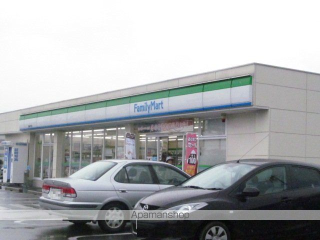コンビニ　ファミリーマート（コンビニ）まで918m