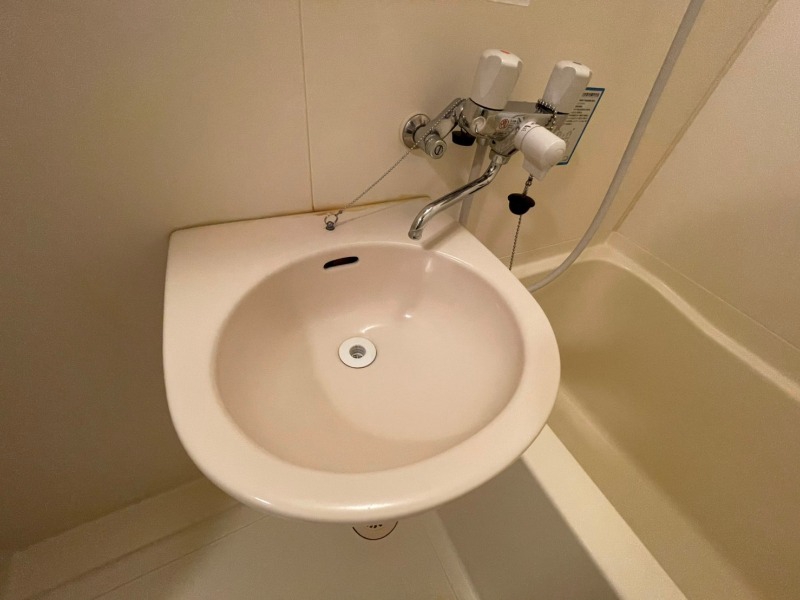 洗面設備　洗面台です。シンプルなつくりなのでお手入れしやすそうです。